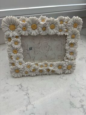 Daisy Accent Photo Frame - White and yellow  4 x 6 photo
